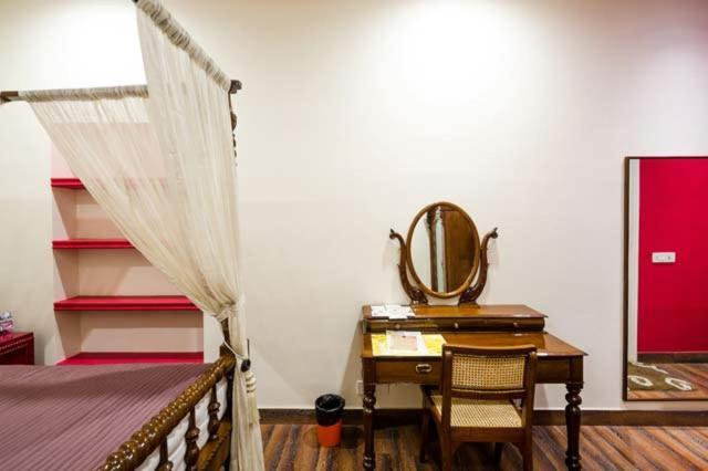 The Corner Courtyard Hotel Kolkata Exterior photo